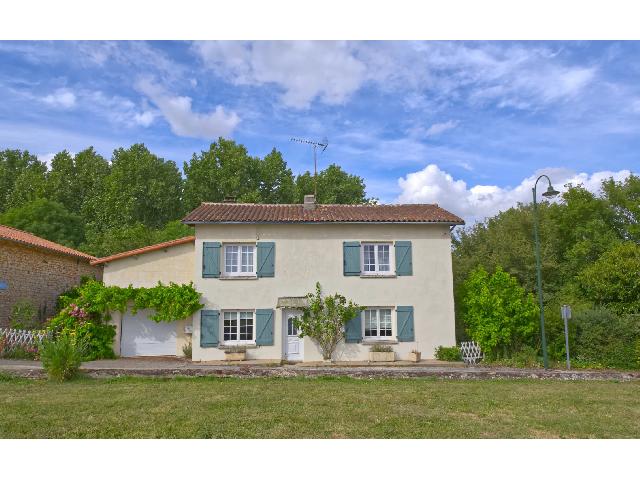 Maison&agrave; vendre &agrave;&nbsp;TAIZÉ-AIZIE 16700 Charente: Maison de village à finir de rénover avec accès privatif à la rivière, au cœur d'un charmant village avec bar. Cette charmante maison de village est située au cœur d'un village convivial, avec...