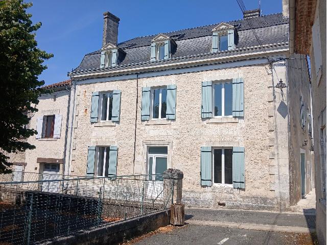 Maison&agrave; vendre &agrave;&nbsp;TOCANE-SAINT-APRE 24350 Dordogne: Belle maison de village de 5 chambres. EN EXCLUSIVITÉ! C'est avec grand plaisir que nous vous présentons cette propriété de cinq chambres, impeccablement entretenue, répartie sur trois niveaux, a...
