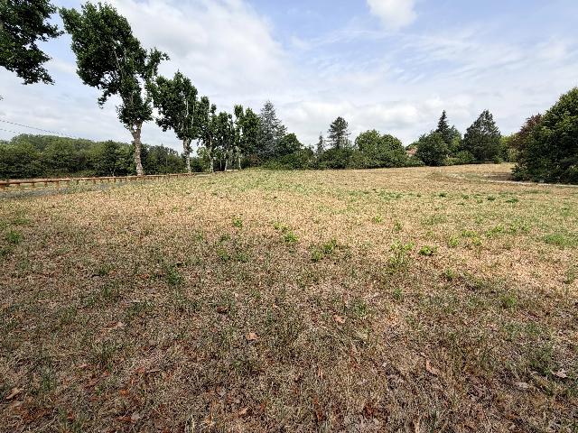 Bouwterrein te koop in&nbsp;CAZALS 46250 Lot Midi-Pyrénées France: Bouwgrond met bouwvergunning (CU) in een landelijke omgeving, op loopafstand van het centrum van Cazals. EXCLUSIEF BIJ BEAUX VILLAGES! Dit aantrekkelijke bouwperceel ligt op korte loopafstand van het ...