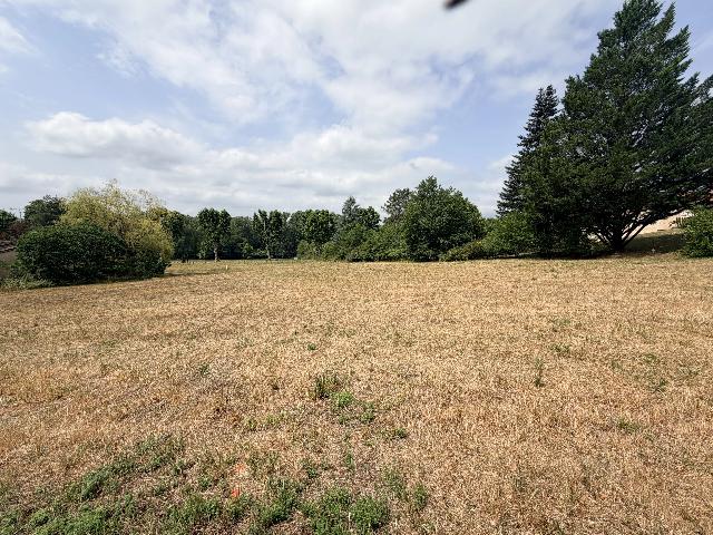 Bouwterrein te koop in&nbsp;CAZALS 46250 Lot Midi-Pyrénées France: Bouwgrond met bouwvergunning (CU), gelegen in een landelijke omgeving op loopafstand van het centrum van Cazals. EXCLUSIEF AANGEBODEN DOOR BEAUX VILLAGES! Dit aantrekkelijke bouwperceel ligt op korte ...