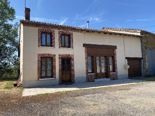 Huis te koop in&nbsp;SAINT-BONNET-DE-BELLAC 87300 Haute-Vienne Limousin France: Sfeervolle woning in een gehucht, voorzien van tuin en garage. Gelegen in een klein gehucht, op slechts 5 minuten rijden van het dorp Saint-Bonnet-de-Bellac, biedt dit charmante landhuis een rustige, ...