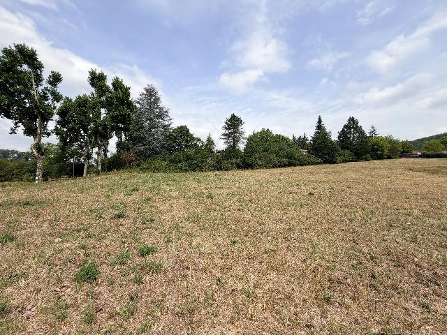 Bouwterrein te koop in&nbsp;CAZALS 82140 Tarn-et-Garonne Midi-Pyrénées France: Baugrundstück mit Baugenehmigungsvorbescheid (CU). Ländliche Lage, fußläufig zum Ortskern von Cazals. EXKLUSIV BEI BEAUX VILLAGES! Dieses attraktive Baugrundstück liegt nur einen kurzen Fußweg v...