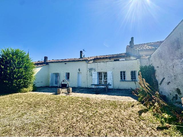 Haus zu verkaufen in&nbsp;SAUSSIGNAC 24240 Dordogne Aquitaine Frankreich: Charmantes Haus mit Pool und Gästeapartment in einem beliebten Dorf. Dieses reizvolle Dorfanwesen wirkt von außen kompakter, als es tatsächlich ist, und bietet flexible Wohnmöglichkeiten, einen sc...