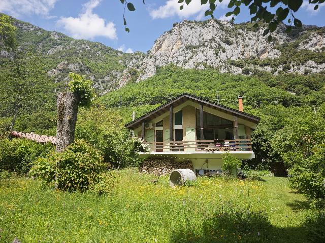 Huis te koop in&nbsp;AXAT 11140 Aude Languedoc Roussillon France: Een toevluchtsoord in chaletstijl in de bergen. Dit prachtige, knusse huis – met een beschutte tuin die grenst aan een verkoelende rivier – ligt midden in een spectaculair landschap.<br />
<br />
Gelegen in...
