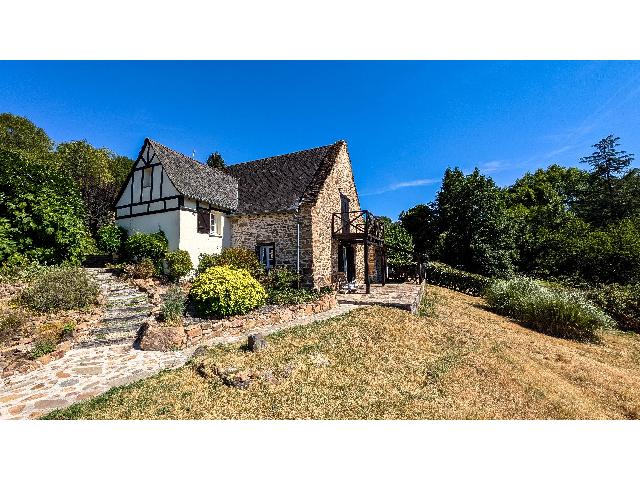 Huis te koop in&nbsp;AUBAZINES 19190 Corrèze Limousin France: Charmant stenen huis met 4 slaapkamers, zwembad en panoramisch uitzicht in Aubazine. Gelegen aan de rand van het gewilde dorp Aubazine, combineert dit charmante stenen huis van 120 m² perfect authent...