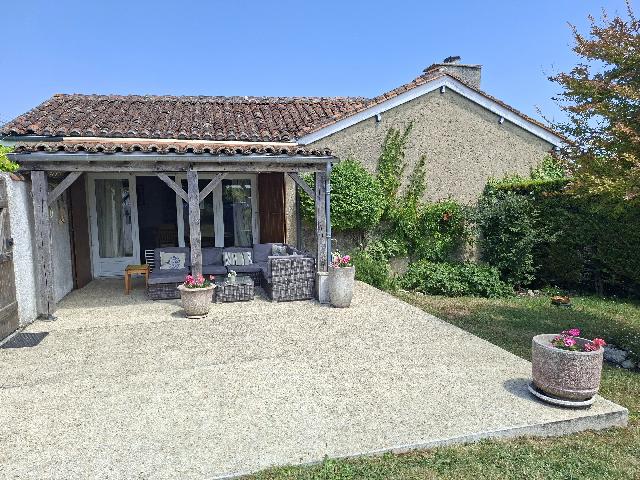 Maison&agrave; vendre &agrave;&nbsp;DEVIAT 16190 Charente: Propriété en pierre en excellent état avec piscine chauffée. EN EXCLUSIVITÉ! Jolie propriété en pierre comprenant quatre chambres et deux salles de bains. Il s'agit en réalité d'une maison «...