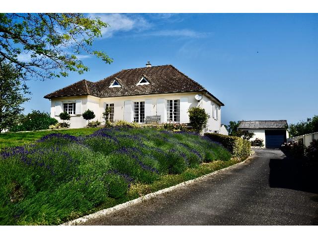 Ferienhaus/Pension zu verkaufen in&nbsp;COUTURE-D’ARGENSON 79110 Deux-Sèvres Poitou-Charentes Frankreich: Wunderschön präsentiertes Dorfhaus mit 4/5 Schlafzimmern, zwei Gästehäusern und einem traumhaften Pool. Dieses elegante Sous-Sol-Anwesen liegt am Rande eines lebhaften Dorfes. Bäckerei, Restauran...
