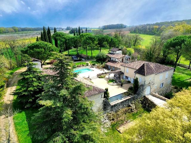 Haus zu verkaufen in&nbsp;GONTAUD-DE-NOGARET 47400 Lot-et-Garonne Aquitaine Frankreich: Prächtiges Schloss aus dem 12. Jahrhundert – Sorgfältig restauriertes historisches Anwesen mit luxuriöser Ausstattung. Mitten im Grünen gelegen, wurde dieses außergewöhnliche Schloss aus dem 1...