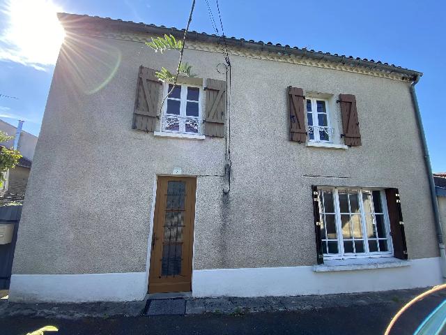 Huis te koop in&nbsp;LE DORAT 87210 Haute-Vienne Limousin France: Mooi huis in Le Dorat met garages en een tuin. Op korte loopafstand van het centrum van het charmante Le Dorat ligt dit herenhuis verscholen in een rustige straat.<br />
<br />
De begane grond bestaat uit een k...