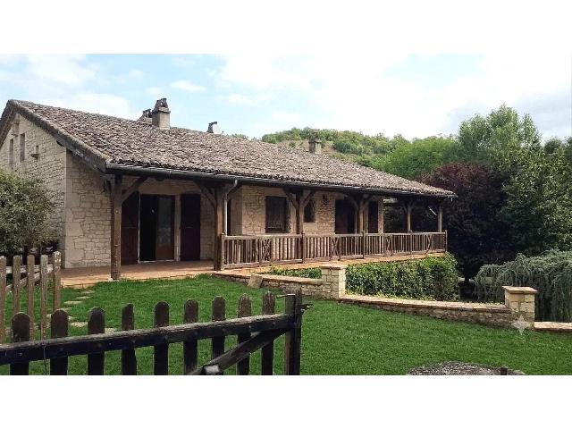 Huis te koop in&nbsp;MONTAIGU-DE-QUERCY 82150 Tarn-et-Garonne Midi-Pyrénées France: Vrijstaande woning met 3 slaapkamers en bijgebouwen aan de rand van een dorp. Deze aangename woning met 3 slaapkamers is gelegen aan de rand van een dorp. De woning biedt circa 150 m² woonruimte en b...