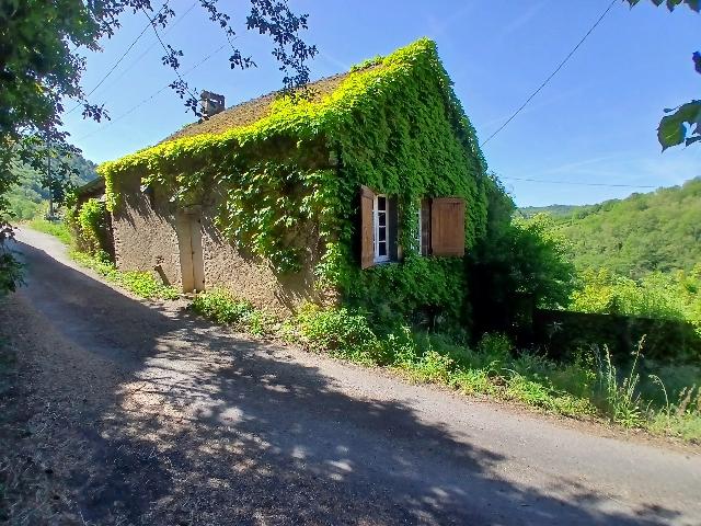 Huis te koop in&nbsp;SAINT-ANDRÉ-DE-NAJAC 12270 Aveyron Midi-Pyrénées France: Charmant huis met uitzonderlijk uitzicht – groot renovatiepotentieel – 96 m². EXCLUSIEF BIJ BEAUX VILLAGES! Gelegen in een rustige, natuurlijke omgeving nabij Montirat, biedt dit charmante pand e...