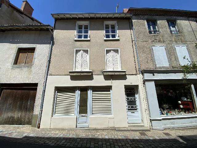 Huis te koop in&nbsp;LE DORAT 87210 Haute-Vienne Limousin France: Huis met bedrijfsruimte in Le Dorat. Gelegen in het hart van Le Dorat, biedt dit huis een uitstekende mogelijkheid voor iedereen die werk en privéleven wil combineren, of gewoon wil genieten van een ...