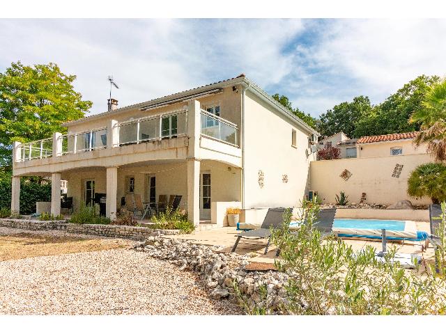 Maison&agrave; vendre &agrave;&nbsp;SAINT-MÊME-LES-CARRIÈRES 16720 Charente: Maison moderne avec piscine et belle vue sur le vignoble. EN EXCLUSIVITE ! Bénéficiant d'une situation exceptionnelle orientée plein sud, cette maison moderne offre une vue imprenable sur les vigno...