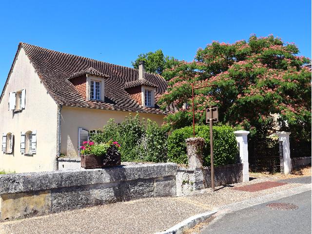 Haus zu verkaufen in&nbsp;VILLARS 24530 Dordogne Aquitaine Frankreich: Großzügiges Haus im Périgourdine-Stil mit separatem zweistöckigem Nebengebäude. EXKLUSIV BEI BEAUX VILLAGES! Dieses in den 1970er-Jahren im traditionellen Périgourdine-Stil erbaute Haus bietet h...
