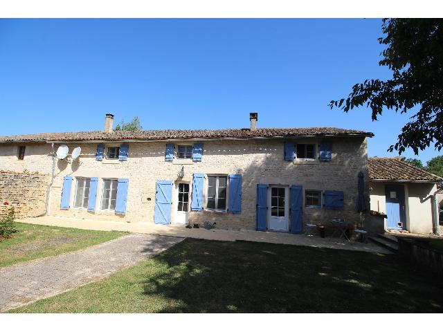 Haus zu verkaufen in&nbsp;ALLOINAY 79110 Deux-Sèvres Poitou-Charentes Frankreich: Wunderschönes Anwesen mit Charakter, drei Schlafzimmern, Scheune und beheiztem Pool. EXKLUSIV BEI BEAUX VILLAGES! In einem kleinen Weiler in Deux-Sèvres gelegen, kann dieses charmante Haus möbliert...