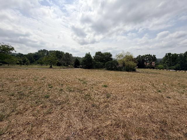 Bouwterrein te koop in&nbsp;CAZALS 46250 Lot Midi-Pyrénées France: Bouwgrond met CU-bouwvergunning, in een landelijke omgeving op loopafstand van het centrum van Cazals. EXCLUSIEF BIJ BEAUX VILLAGES! Deze aantrekkelijke bouwgrond ligt op korte loopafstand van het cen...