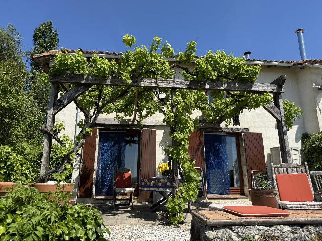 Maison&agrave; vendre &agrave;&nbsp;AUBETERRE-SUR-DRONNE 16390 Charente: Belle maison de 3 chambres avec piscine commune. EN EXCLUSIVITÉ! Situé au bout d’un chemin de campagne et bénéficiant d’une vue imprenable sur la campagne environnante, ce charmant cottage de ...