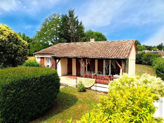 Haus zu verkaufen in&nbsp;LAUZUN 47410 Lot-et-Garonne Aquitaine Frankreich: Renoviertes Dorfhaus mit Garten und Ausbaupotenzial. In einem großen Dorf gelegen, nur wenige Gehminuten von allen Annehmlichkeiten des täglichen Bedarfs und eine kurze Autofahrt von der beliebten B...