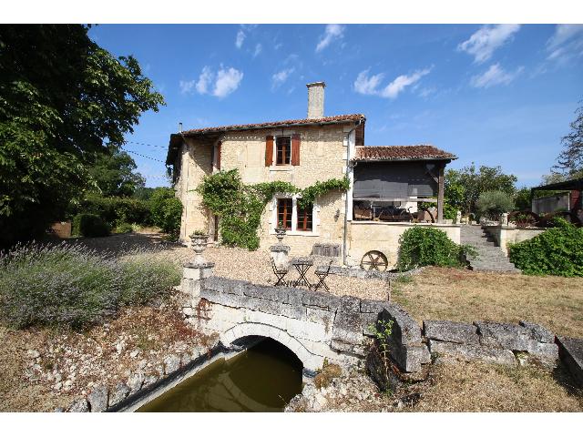 Haus zu verkaufen in&nbsp;VERTEILLAC 24320 Dordogne Aquitaine Frankreich: Umgebaute Mühle mit vier Schlafzimmern, großem Garten, Pool und Scheune. Diese umgebaute Wassermühle stammt aus dem 18. Jahrhundert und hat sich viele Originalmerkmale bewahrt. Heute bietet sie mod...