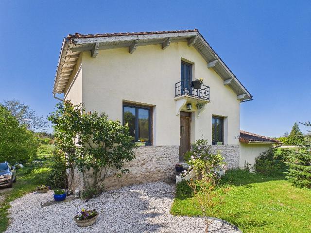Haus zu verkaufen in&nbsp;PIÉGUT-PLUVIERS 24360 Dordogne Aquitaine Frankreich: Charmantes Steinhaus mit 6.000 m² Grundstück – fußläufig zu einer Marktgemeinde gelegen. EXKLUSIV BEI BEAUX VILLAGES! Am Rande des lebhaften Ortes Piégut-Pluviers – bekannt für seinen belieb...