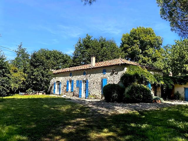 Haus zu verkaufen in&nbsp;DURAS 47120 Lot-et-Garonne Aquitaine Frankreich: Prächtige Steinmühle aus dem 16. Jahrhundert in idyllischer Lage. Eingebettet in die Landschaft, weniger als 10 Minuten vom charmanten Dorf Duras entfernt, besticht diese atemberaubende Steinmühle ...
