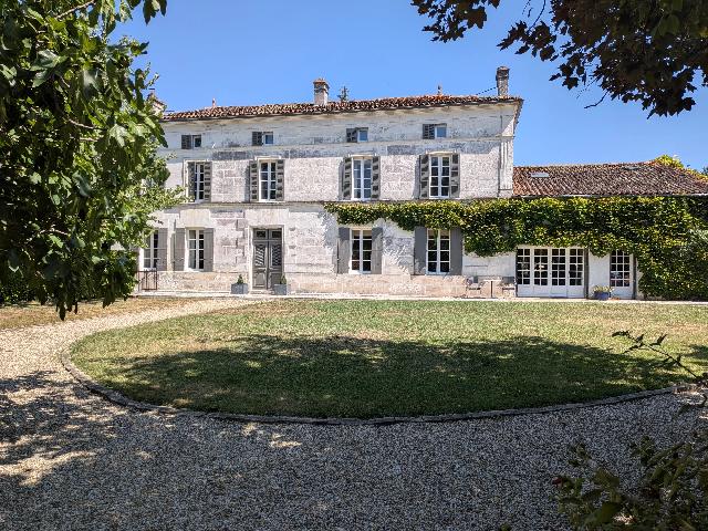 Ferienhaus/Pension zu verkaufen in&nbsp;ARCHIAC 17520 Charente-Maritime Poitou-Charentes Frankreich: Wunderschönes Herrenhaus, zwei Gästehäuser und ein herrlicher Pool! Eingebettet in eine traumhafte Landschaft am Ende einer ruhigen Landstraße, unweit des charmanten Dorfes Archiac, bietet dieses ...