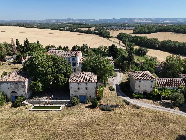 Gîtes/Chambres d'hôtes te koop in&nbsp;CASTELNAUDARY 11400 Aude Languedoc Roussillon France: Landhuis uit de 18e eeuw op een schitterende locatie. In het hart van dit complex van gebouwen – dat dateert van vóór de tijd van Napoleon – staat een indrukwekkend en fors hoofdgebouw. ​​He...
