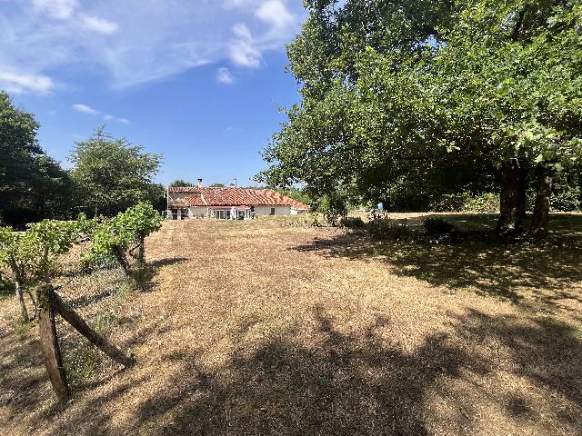 Huis te koop in&nbsp;ORADOUR-SAINT-GENEST 87210 Haute-Vienne Limousin France: Een perfecte gezinswoning op het platteland, gelegen op een ruim perceel. Voor wie op zoek is naar een rustige omgeving, maar toch niet te ver van een dorp of stad wil wonen, is dit wellicht de ideale...