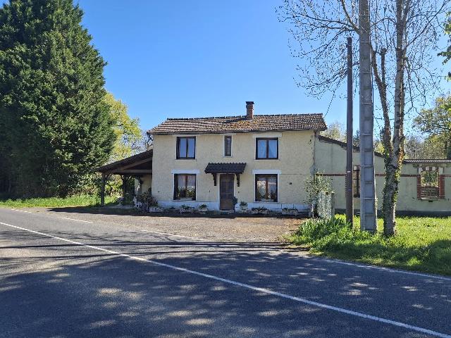 Huis te koop in&nbsp;DARNAC 87320 Haute-Vienne Limousin France: Ruime gezinswoning die gemoderniseerd kan worden, inclusief schuur, bijgebouwen en meer dan 2 hectare grond. EXCLUSIEF AANGEBODEN DOOR BEAUX VILLAGES! Deze grote woning wacht op een gezin om er weer e...