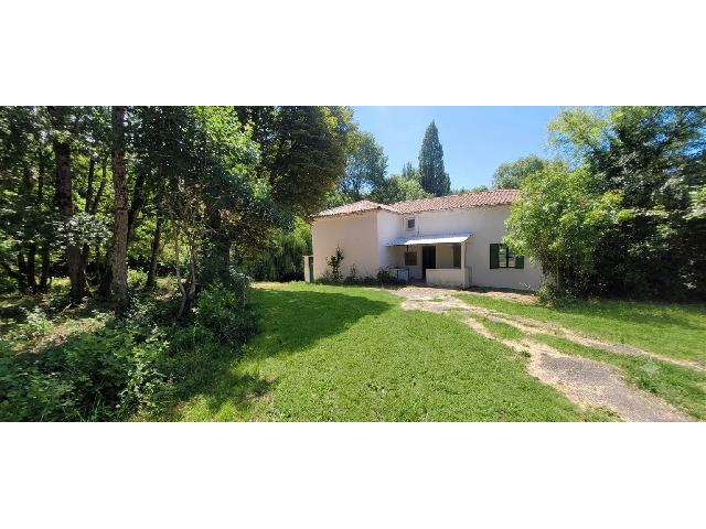 Huis te koop in&nbsp;LACOUR 82190 Tarn-et-Garonne Midi-Pyrénées France: Een natuurstenen woning op een heerlijk rustige locatie. Verscholen in het landschap, aan het einde van een eigen oprijlaan, vindt u deze karaktervolle woning die rust en uitzonderlijke mogelijkheden ...