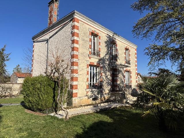 Haus zu verkaufen in&nbsp;AIGRE 16140 Charente Poitou-Charentes Frankreich: Imposantes, charaktervolles Dorfanwesen mit zwei weiteren Gebäuden, Nebengebäuden und einem geschlossenen Garten. Dieses stattliche, freistehende Anwesen bietet enormes Potenzial: Es umfasst ein Hau...