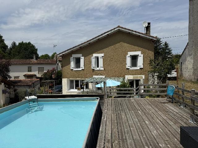 Haus zu verkaufen in&nbsp;GUITINIÈRES 17500 Charente-Maritime Poitou-Charentes Frankreich: Charmantes Einfamilienhaus mit Garten, Pool und Bachlauf. In ruhiger Lage und nur eine kurze Autofahrt von der beliebten Kurstadt Jonzac entfernt, bietet dieses reizvolle Haus komfortablen Wohnraum, e...