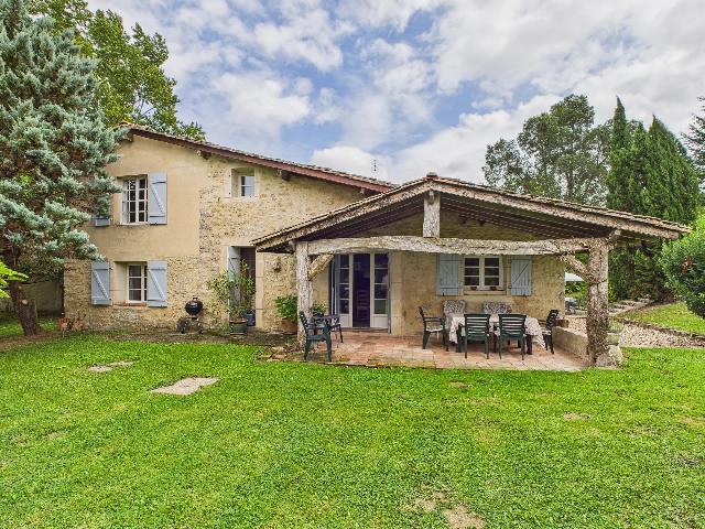 Haus zu verkaufen in&nbsp;SAINT-SAUVEUR-DE-MEILHAN 47180 Lot-et-Garonne Aquitaine Frankreich: Elegantes Landhaus mit Pool zwischen La Réole und Marmande. EXKLUSIV BEI BEAUX VILLAGES! In außergewöhnlicher Lage zwischen La Réole und Marmande bietet dieses charmante Landhaus ein seltenes Wohn...