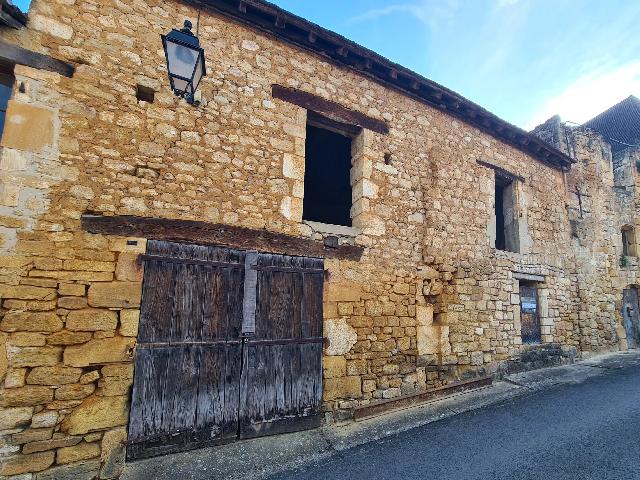 Haus zu verkaufen in&nbsp;CÉNAC-ET-SAINT-JULIEN 24250 Dordogne Aquitaine Frankreich: Charmantes Steinhaus mit außergewöhnlichem Potenzial. Gelegen im Herzen des äußerst beliebten Ortes Cénac-et-Saint-Julien, bietet dieses reizvolle Steinhaus eine seltene Gelegenheit, sich den Tra...