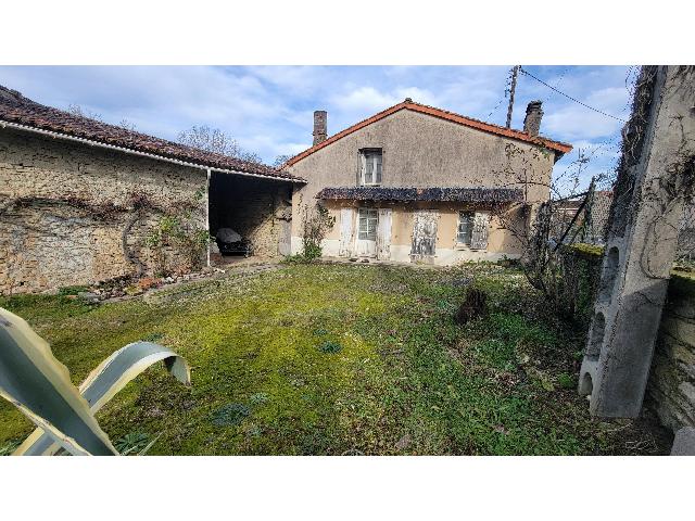 Huis te koop in&nbsp;JUILLÉ 16230 Charente Poitou-Charentes France: Te renoveren dorpswoning met bijgebouwen. Gelegen in het hart van een rustig dorp, op ongeveer 10 km van Mansle (een plaats met alle winkels en voorzieningen), biedt deze oude woning veel potentieel. ...
