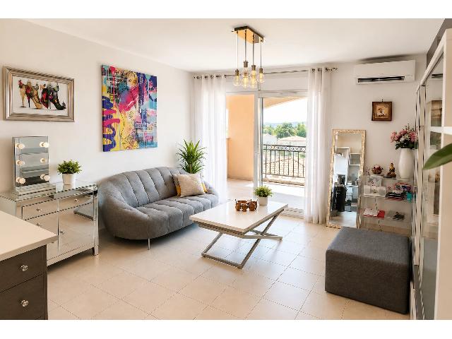 Appartement te koop in&nbsp;CABRIÈS 13480 Bouches-du-Rhône Provence Alpes Côte d'Azur France: Prachtig appartement met 2 slaapkamers, airconditioning, een ruim terras en uitzicht op de Sainte-Victoire. Ontdek dit schitterende appartement (type T3); het verkeert in uitstekende staat en is direc...