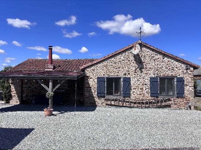 Huis te koop in&nbsp;BUSSIÈRE-POITEVINE 87320 Haute-Vienne Limousin France: Karaktervolle gelijkvloerse woning met 2 slaapkamers. Een zeer gewilde, voormalige schuur die met zorg is verbouwd tot woning; het geheel verkeert in uitstekende staat en beschikt over een grote tuin ...