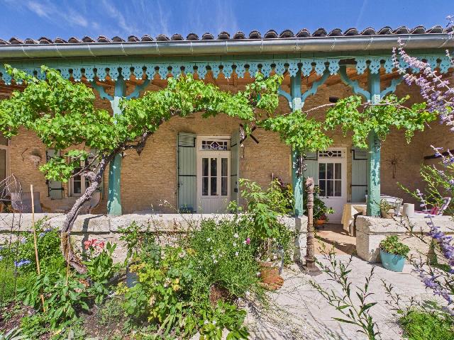 Huis te koop in&nbsp;LÉVIGNAC-DE-GUYENNE 47120 Lot-et-Garonne Aquitaine France: Charmante woonboerderij met gastenverblijf, schuur, zwembad en panoramisch uitzicht over het platteland. EXCLUSIEF BIJ BEAUX VILLAGES! Gelegen aan de rand van een rustig dorp, biedt deze prachtig gere...