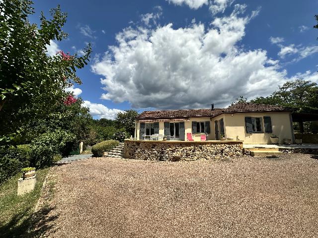Huis te koop in&nbsp;SAINT-CYPRIEN 24220 Dordogne Aquitaine France: Gelijkvloers wonen nabij het charmante stadje Saint-Cyprien, ten zuiden van Sarlat-la-Canéda. Dicht bij het populaire en levendige dorp Saint-Cyprien, ten zuiden van Sarlat-la-Canéda, biedt deze goe...