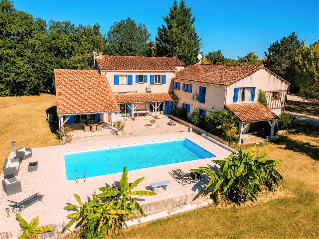Paardenobject te koop in&nbsp;VILLERÉAL 47210 Lot-et-Garonne Aquitaine France: Ruime gezinswoning met paardenfaciliteiten. Een imposante woning met meer dan 500 m² woonoppervlak, diverse grote bijgebouwen en ruim 11 hectare grond! Het geheel is bereikbaar via een lange, eigen o...