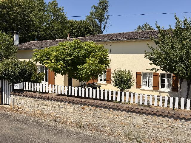 Huis te koop in&nbsp;LA FAYE 16700 Charente Poitou-Charentes France: Ruime gelijkvloerse gezinswoning in een rustig dorp nabij Ruffec. EXCLUSIEF BIJ BEAUX VILLAGES! Gelegen in een klein, rustig dorp op slechts 5 minuten rijden van het populaire marktstadje Ruffec, bied...