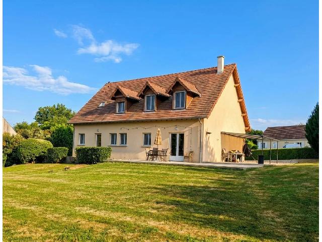 Huis te koop in&nbsp;MOUHET 36170 Indre Centre France: Schitterende vrijstaande woning met 4 slaapkamers, vlak bij het dorpscentrum. Deze woning met 4 tweepersoonsslaapkamers is door de huidige eigenaren prachtig onderhouden en zeker een bezichtiging waar...