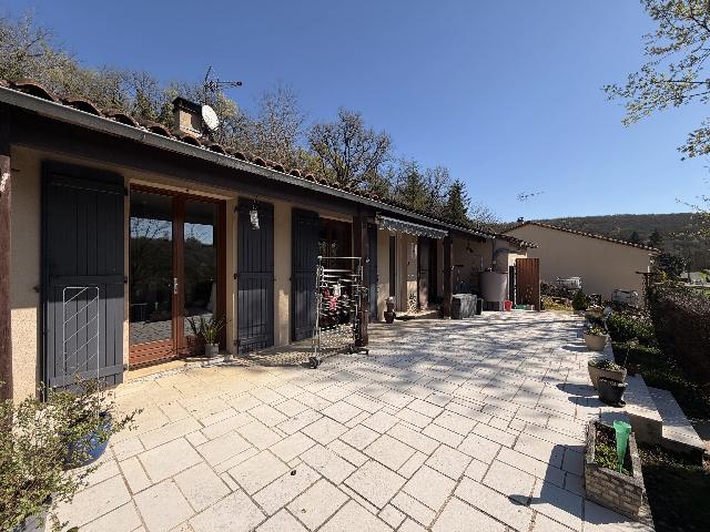 Huis te koop in&nbsp;NANTEUIL-EN-VALLÉE 16700 Charente Poitou-Charentes France: Woning met prachtig uitzicht over de vallei, op een steenworp afstand van het centrum van Nanteuil-en-Vallée. EXCLUSIEF BIJ BEAUX VILLAGES! Als u op zoek bent naar een mooi uitzicht, hoeft u niet ver...