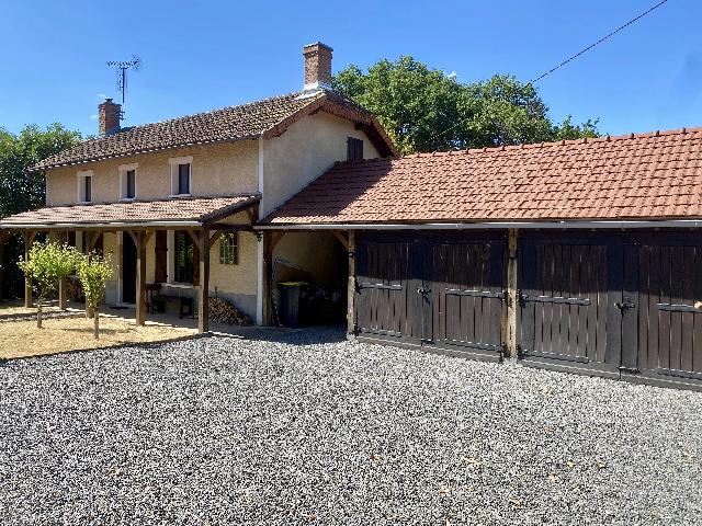 Huis te koop in&nbsp;ADRIERS 86430 Vienne Poitou-Charentes France: Een prachtige landelijke woning met ruimte, privacy en een adembenemend uitzicht. EXCLUSIEF BIJ BEAUX VILLAGES! Gelegen in het hart van het schitterende Franse platteland, biedt deze heerlijke woning ...
