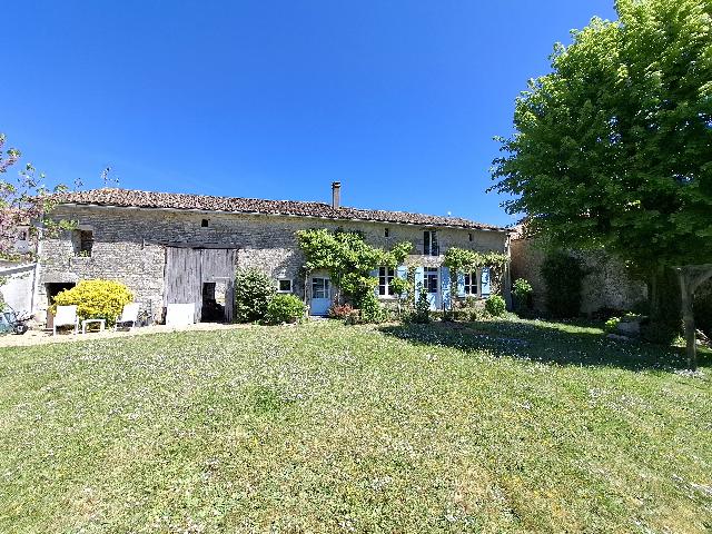 Huis te koop in&nbsp;CHEF-BOUTONNE 79110 Deux-Sèvres Poitou-Charentes France: Charmante, verbouwde boerderij in een landelijk gehucht met prachtige tuinen. EXCLUSIEF BIJ BEAUX VILLAGES! Dit pand was ooit een boerderij en is met respect voor de oorspronkelijke charme gerestauree...