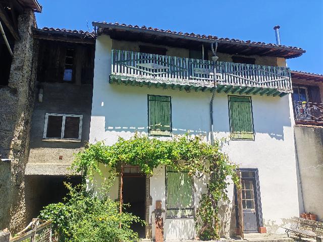 Huis te koop in&nbsp;FOUGAX-ET-BARRINEUF 09300 Ariège Midi-Pyrénées France: Ruime dorpswoning met tuin – Fougax-et-Barrineuf. EXCLUSIEF BIJ BEAUX VILLAGES! Ruime dorpswoning met grote tuin en uitbreidingsmogelijkheden<br />
<br />
Deze ruime woning ligt in het hart van het charmante ...