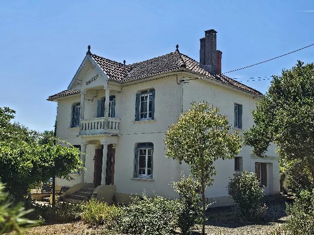 Huis te koop in&nbsp;LOUBÈS-BERNAC 47120 Lot-et-Garonne Aquitaine France: Lichte woning met 5 slaapkamers en zwembad. Dit heerlijke huis met vijf slaapkamers ligt in een prachtige, volgroeide tuin aan de rand van een geliefd dorp met een kruidenier, café en restaurant. De ...