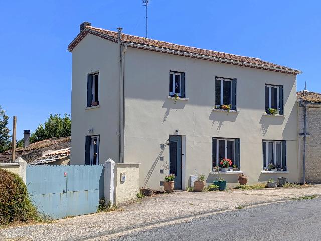 Huis te koop in&nbsp;MORTAGNE-SUR-GIRONDE 17120 Charente-Maritime Poitou-Charentes France: Een verborgen oase in het hart van Mortagne-sur-Gironde. Verscholen in het centrum van het charmante dorp Mortagne-sur-Gironde, op korte loopafstand van lokale winkels en cafés, ligt deze heerlijke w...