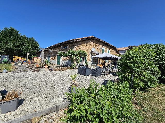 Huis te koop in&nbsp;CHABRAC 16150 Charente Poitou-Charentes France: Bijzondere, omgebouwde schuur met aangebouwde schuur, werkplaats en uitzicht. EXCLUSIEF BIJ BEAUX VILLAGES! Deze indrukwekkende, omgebouwde schuur met vijf slaapkamers straalt karakter, charme en een ...