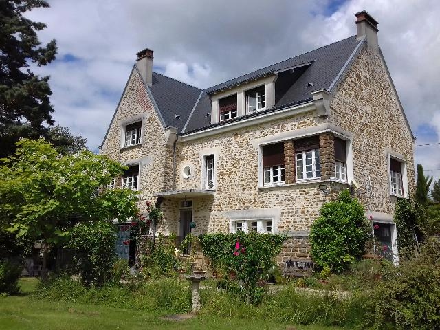 Huis te koop in&nbsp;ARGENTON-SUR-CREUSE 36200 Indre Centre France: Groot dorpshuis, gastenverblijf, zwembad en veel grond! EXCLUSIEF BIJ BEAUX VILLAGES! Een prachtig en stijlvol ontworpen dorpshuis, gunstig gelegen op korte rijafstand van Argenton-sur-Creuse en de A2...